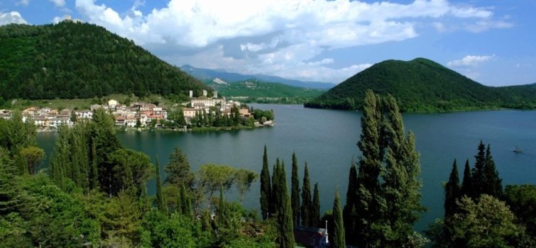 Il lago di Piediluco , canottaggio e natura vicino Terni